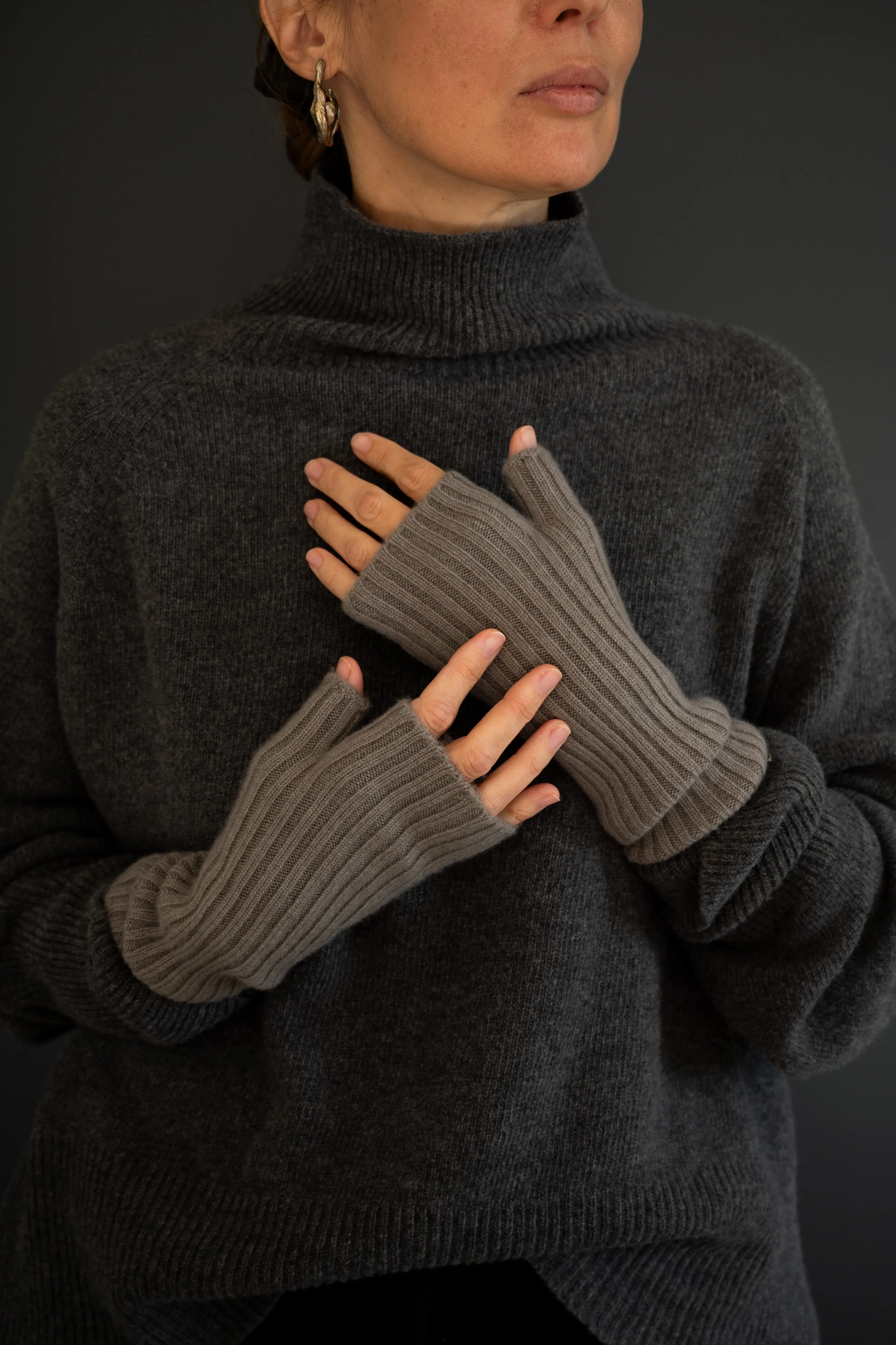 Pure Cashmere Ribbed Mittens With Thumb